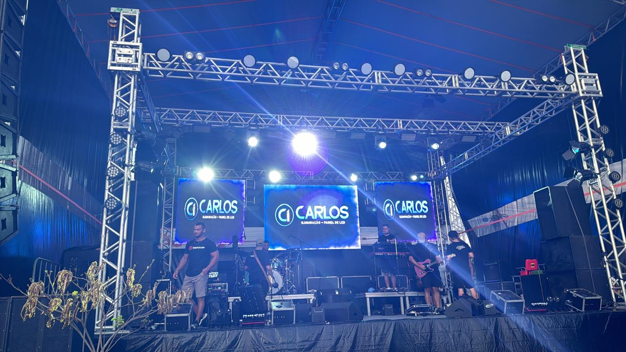 Detalhe da montagem de palco e iluminação